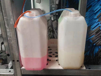 Нанесение автомобильного мыла и воска