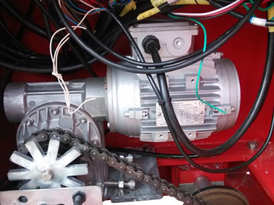 Приводной двигатель